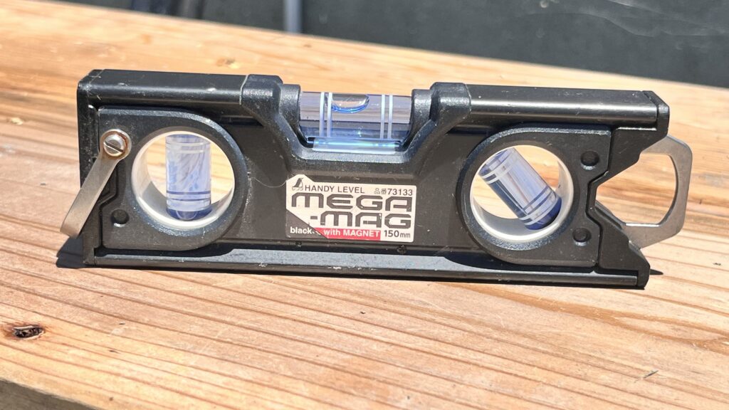 MEGA MAGの150mm水平器。ビニールハウスやDIY建設の水平出しに使用されるツール