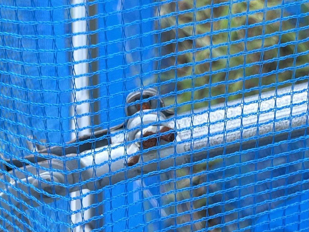 パイプ止め具に錆を発見