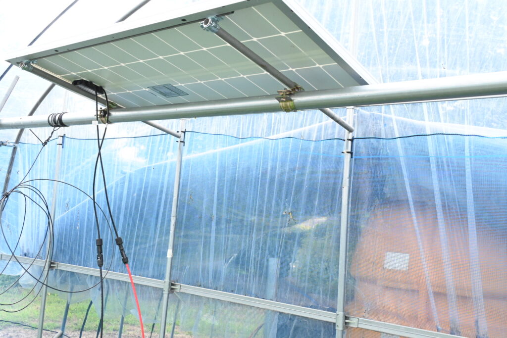 自動潅水システム用に設置したソーラーパネル。電源不要でビニールハウスの潅水を自動化。